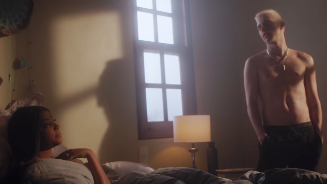 Ludmilla vai para a cama com PK no clipe sensual de Do Jeito Que Tu Gosta