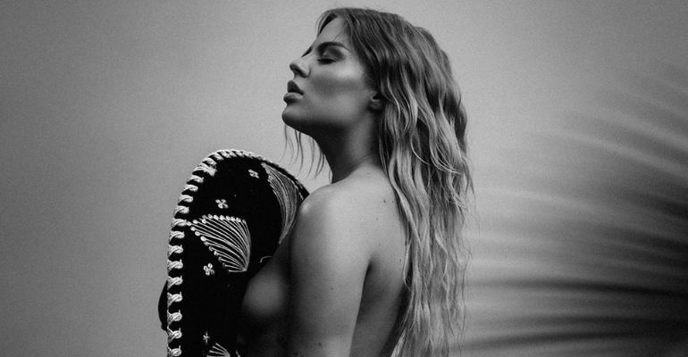 Luísa Sonza sensualiza de calcinha fio-dental e sombreiro em férias no México