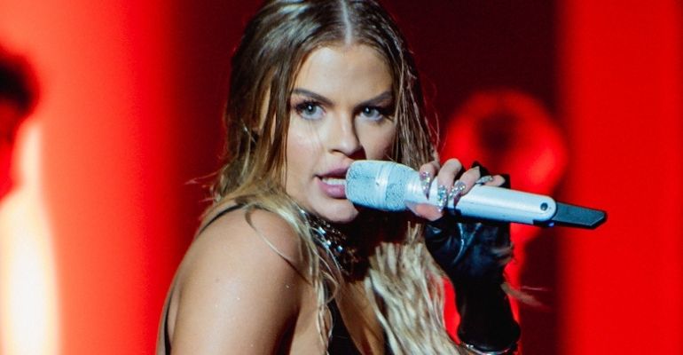 Luísa Sonza pede justiça por Mari Ferrer em protesto no Prêmio Multishow 2020