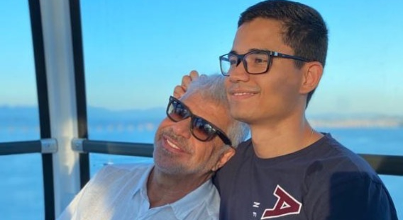 Lulu Santos se emociona após receber homenagem surpresa do marido