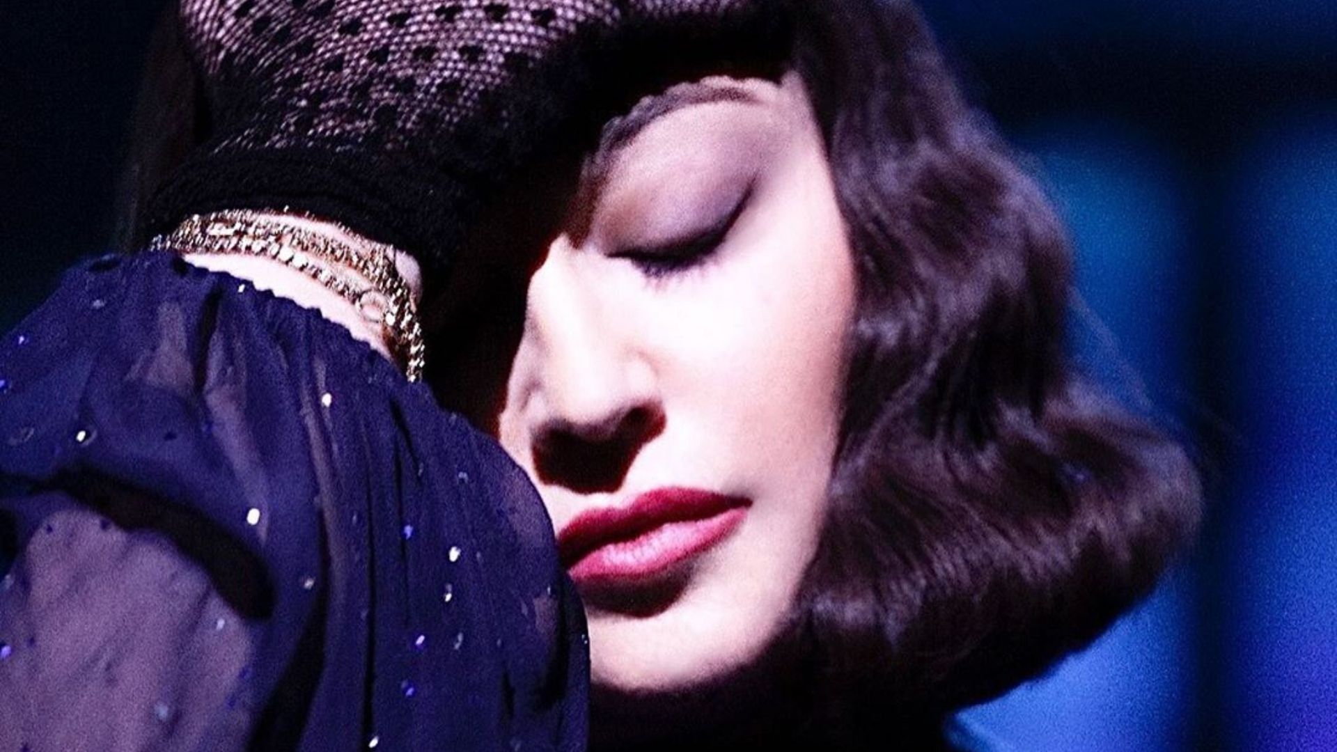 Madonna chora de dor durante show em Paris e declara: “Vou terminar a turnê custe o que custar”