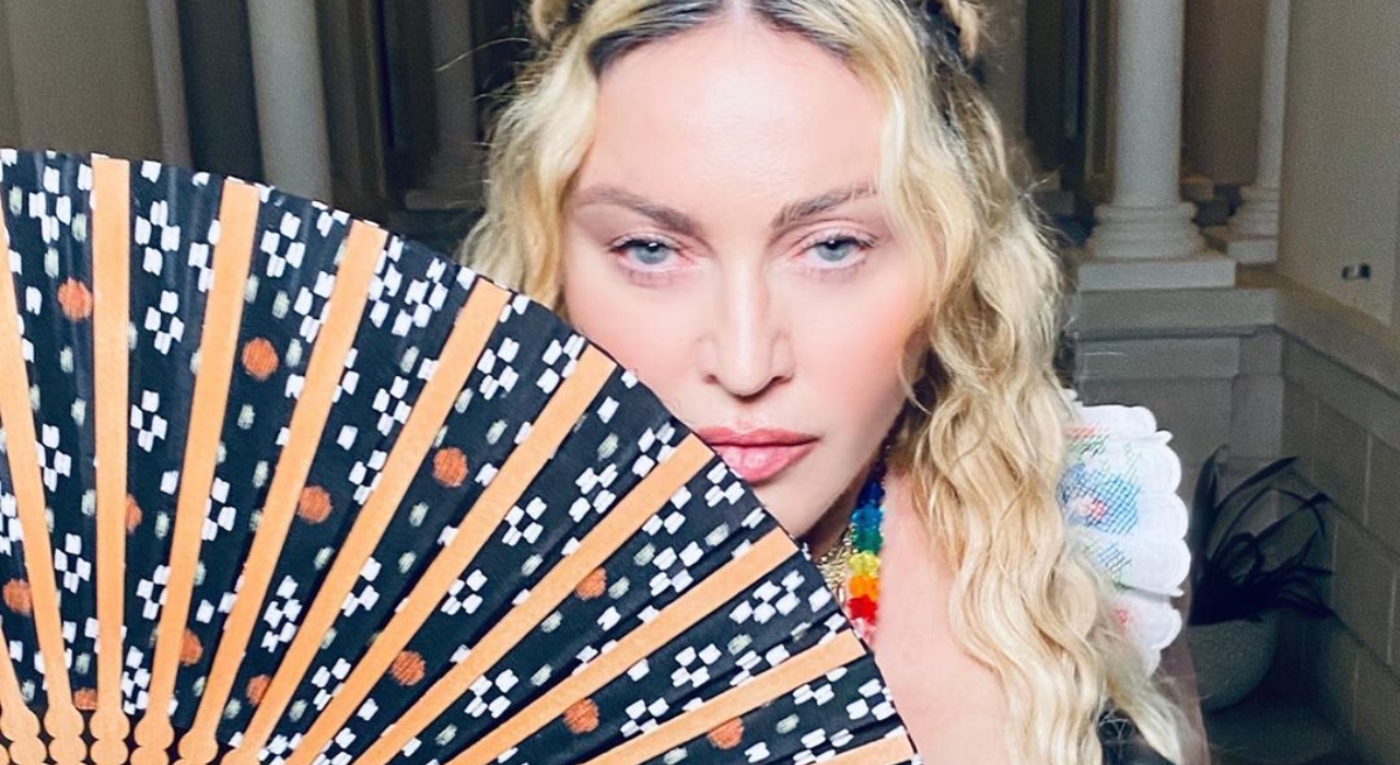 Madonna celebra os 62 anos na Jamaica com o bandeja cheia de maconha; veja