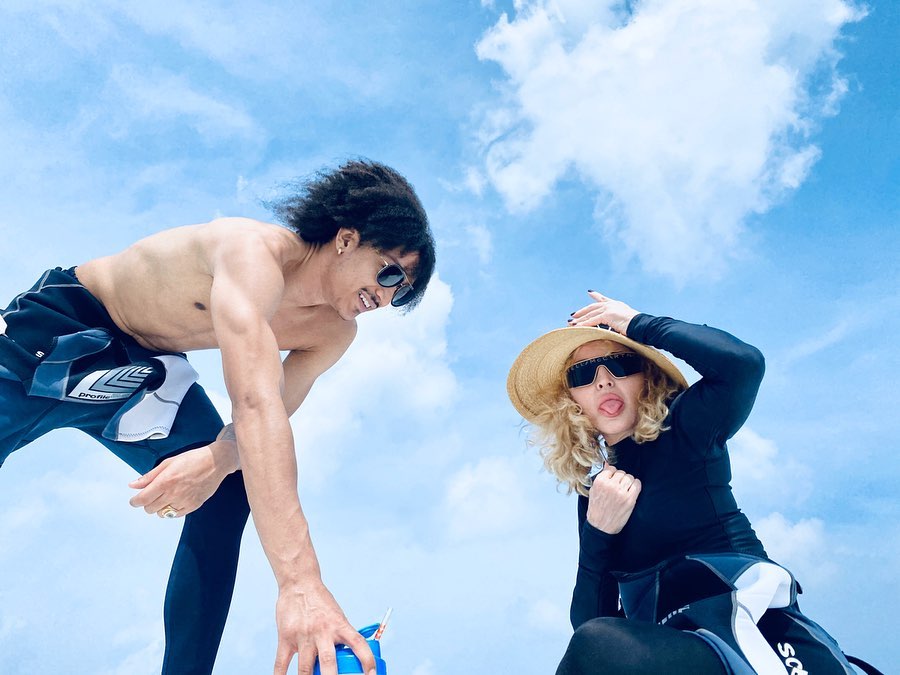 Madonna curte o fim do ano com filhos e o namorado