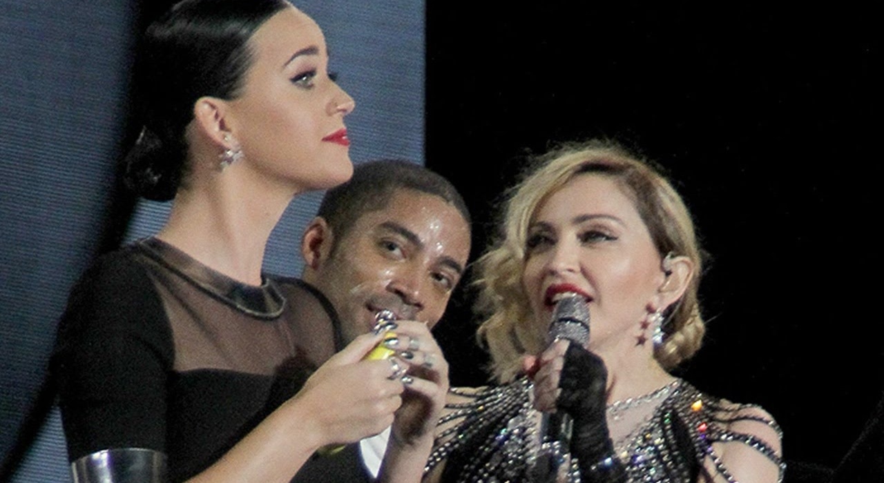 Madonna interrompe show para conversar com Katy Perry e cantoras dividem uma cerveja