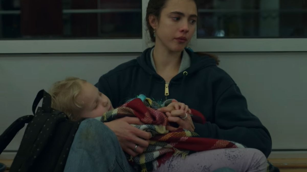Margaret Qualley enfrenta desafios para criar a filha no trailer de “Maid”