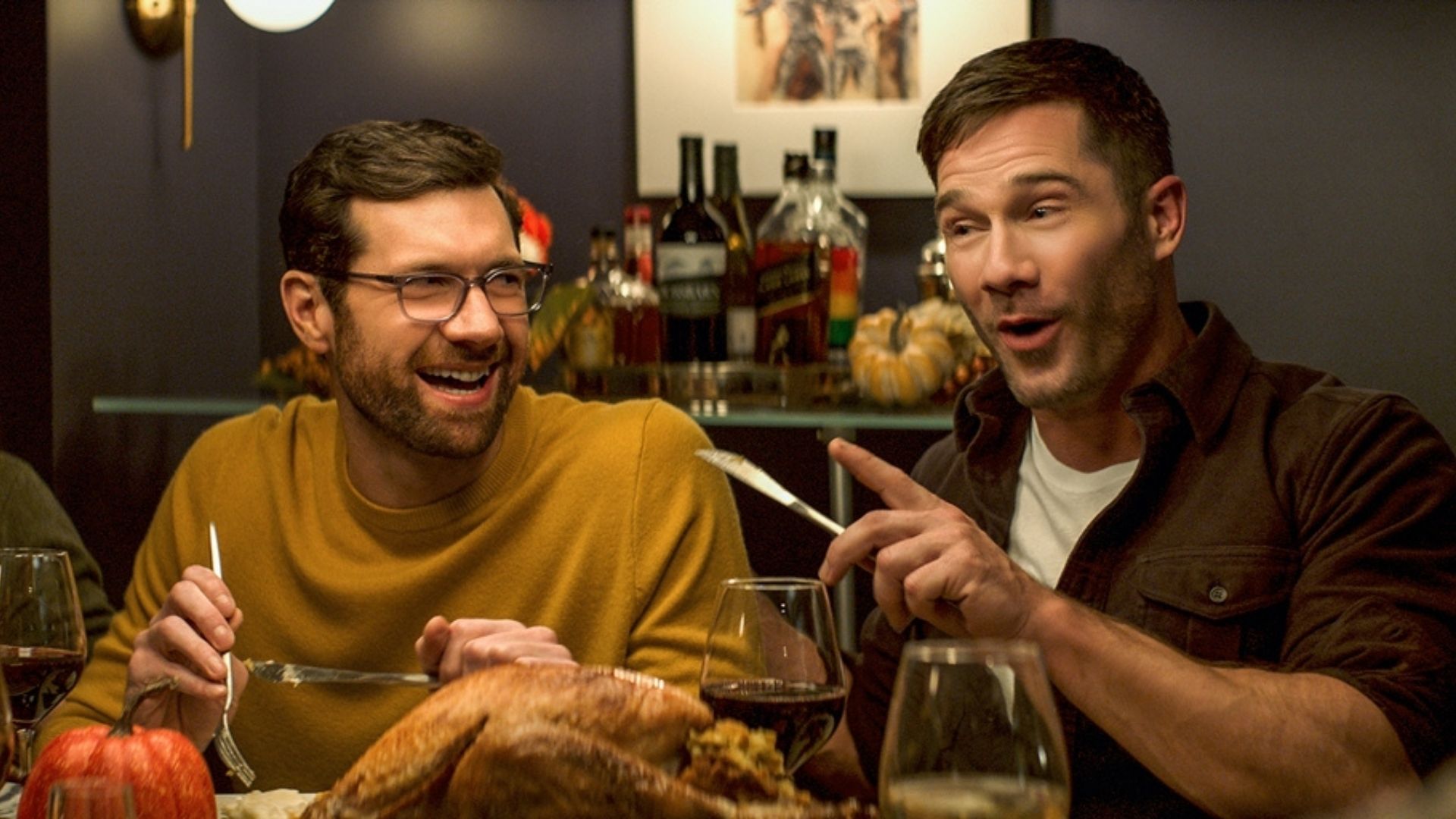 “Mais que Amigos, Friends”: Billy Eichner exibe bumbum em trailer da comédia romântica gay; assista