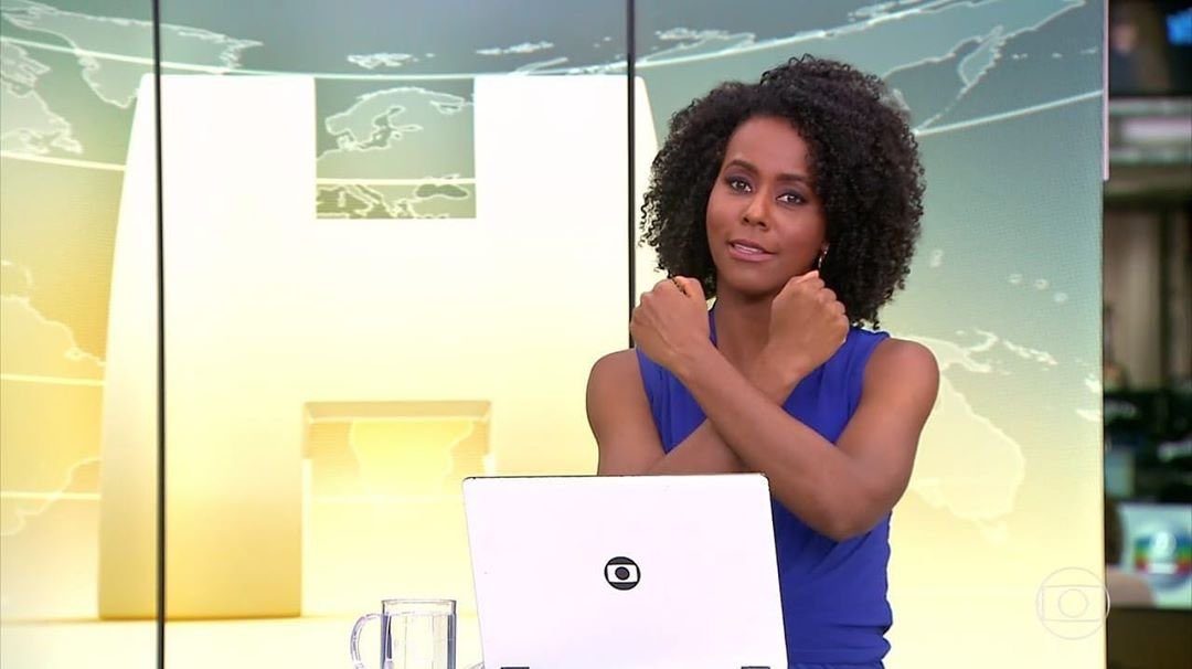 Maju Coutinho homenageia Chadwick Boseman em entrada ao vivo: “Wakanda Forever”