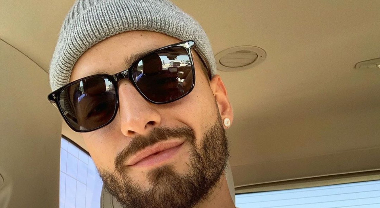 Maluma é alvo de comentários homofóbicos ao compartilhar uma foto de pernas cruzadas