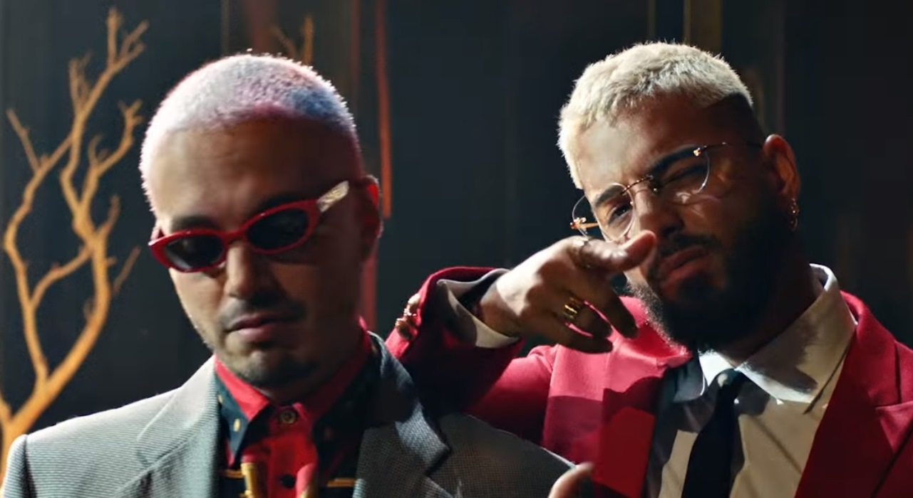 Maluma e J Balvin selam a paz fazendo uma festinha particular no clipe de Qué Pena