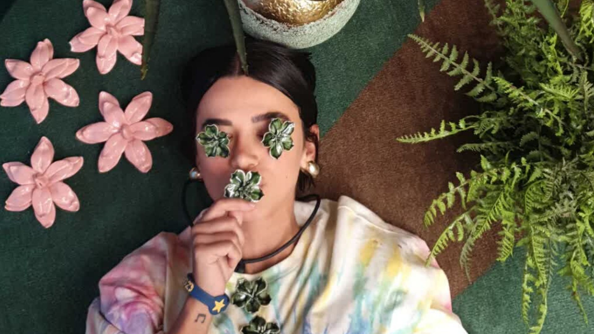 Após ser chamada de planta por participante, Manu Gavassi faz ensaio fotográfico com decoração da casa