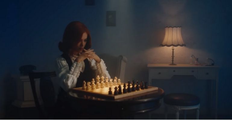 Manu Gavassi estrela nova versão entediante de “O Gambito da Rainha”; assista