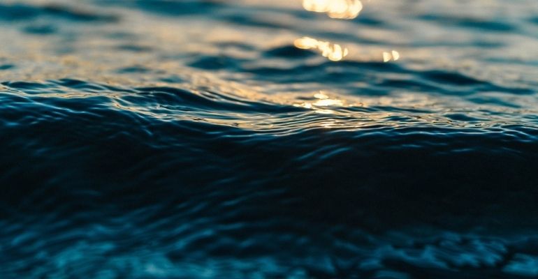Mulher desaparecida há dois anos é encontrada boiando viva no mar