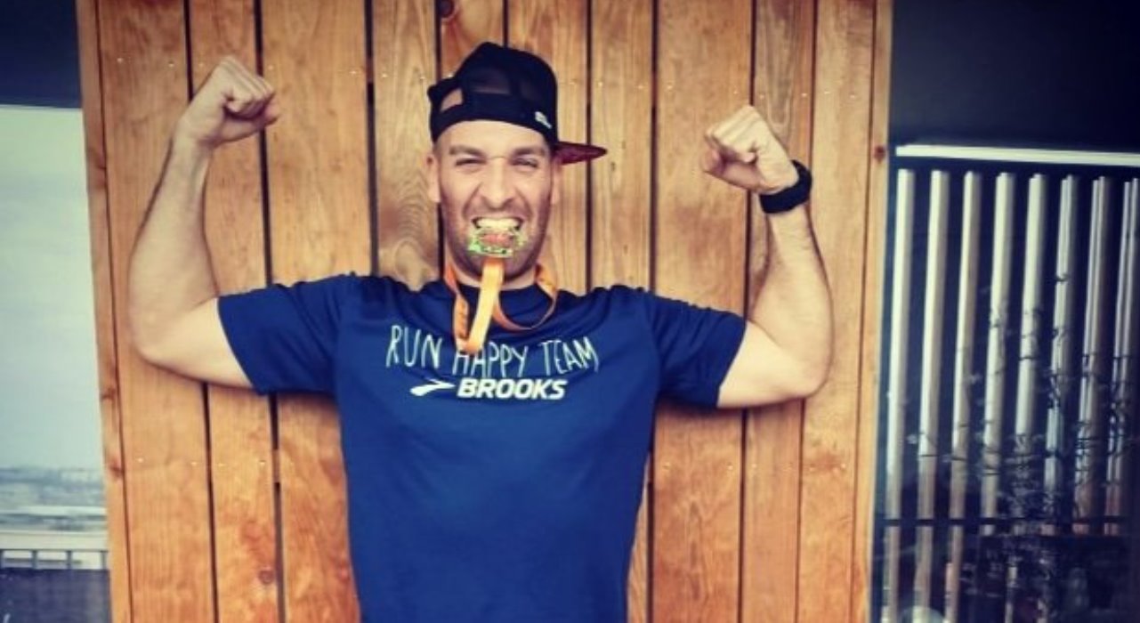 Maratonista corre 42 km na varanda sob regime de quarentena