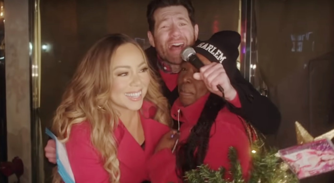 Em clima de Natal, Mariah Carey interage e canta com fãs pelas ruas de Nova York em programa de comédia