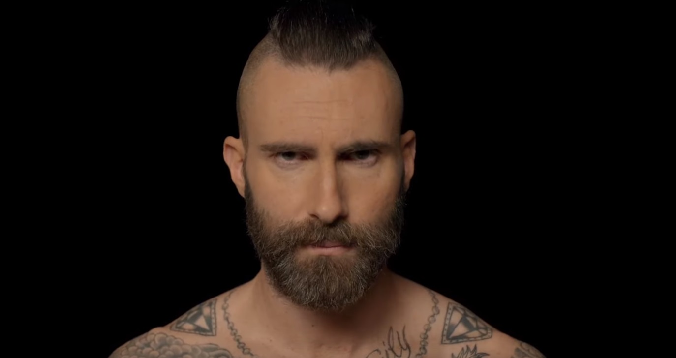 Adam Levine reflete sobre suas memórias em novo clipe do Maroon 5; assista