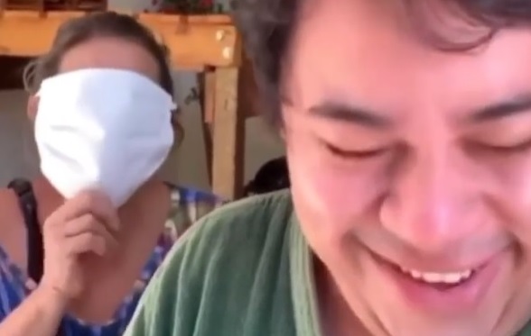 Máscara vem com erro de cálculo e cobre rosto inteiro dos usuários; veja o vídeo