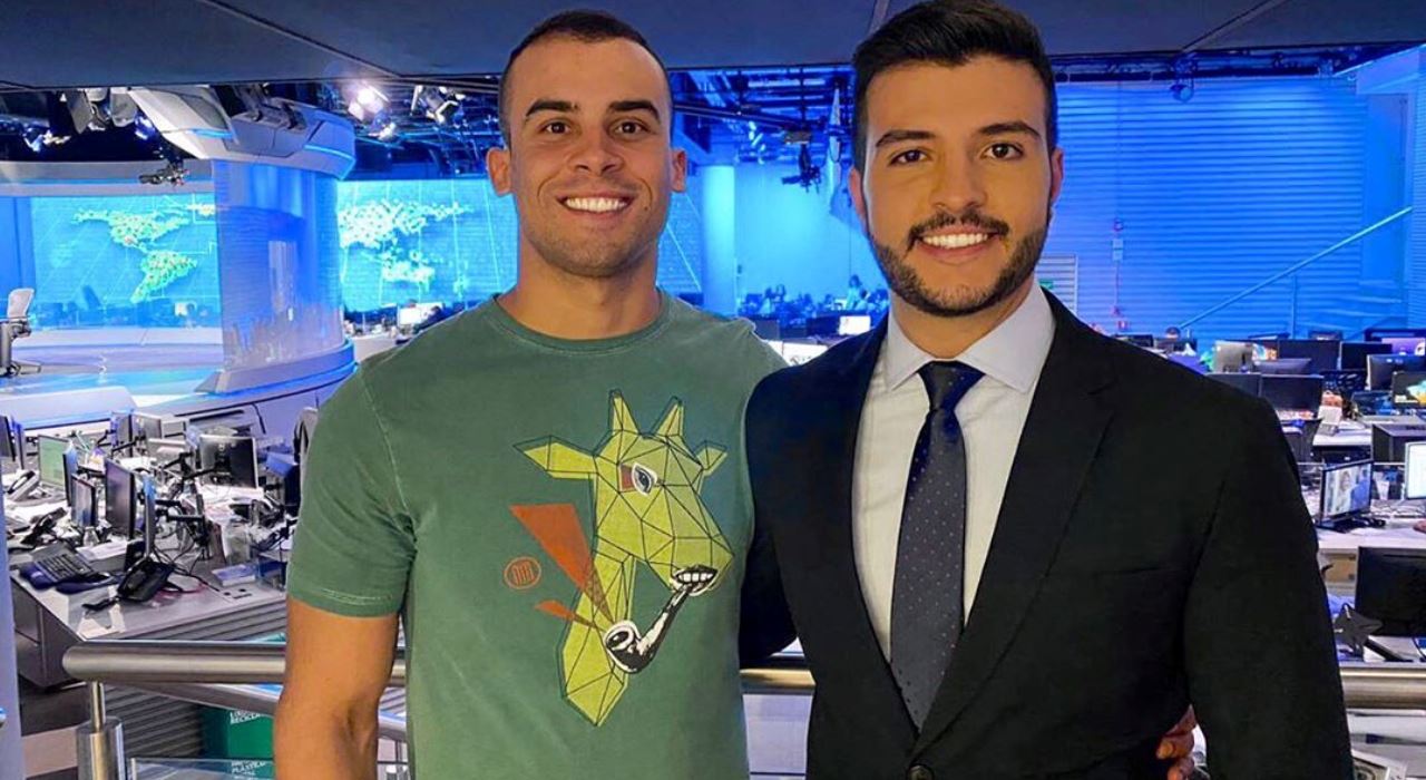 Primeiro jornalista gay a apresentar o Jornal Nacional leva namorado para conhecer bancada do programa