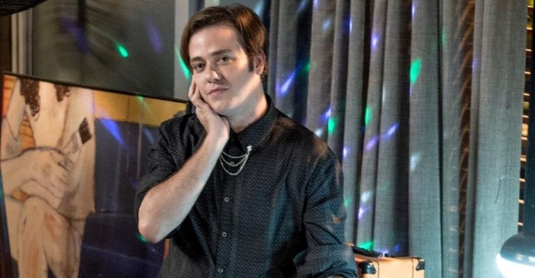 Totalmente Demais: Para defender Adele, Max revela aos pais que é gay