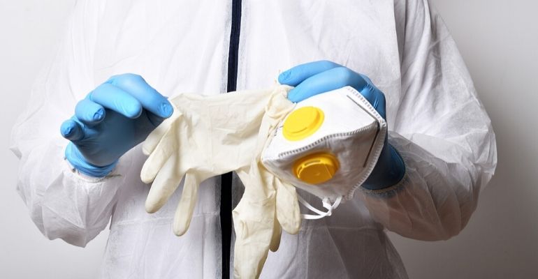 Médico revela frustração após trabalhar em duas pandemias: “Essas teorias sem noção de que o vírus é uma farsa”