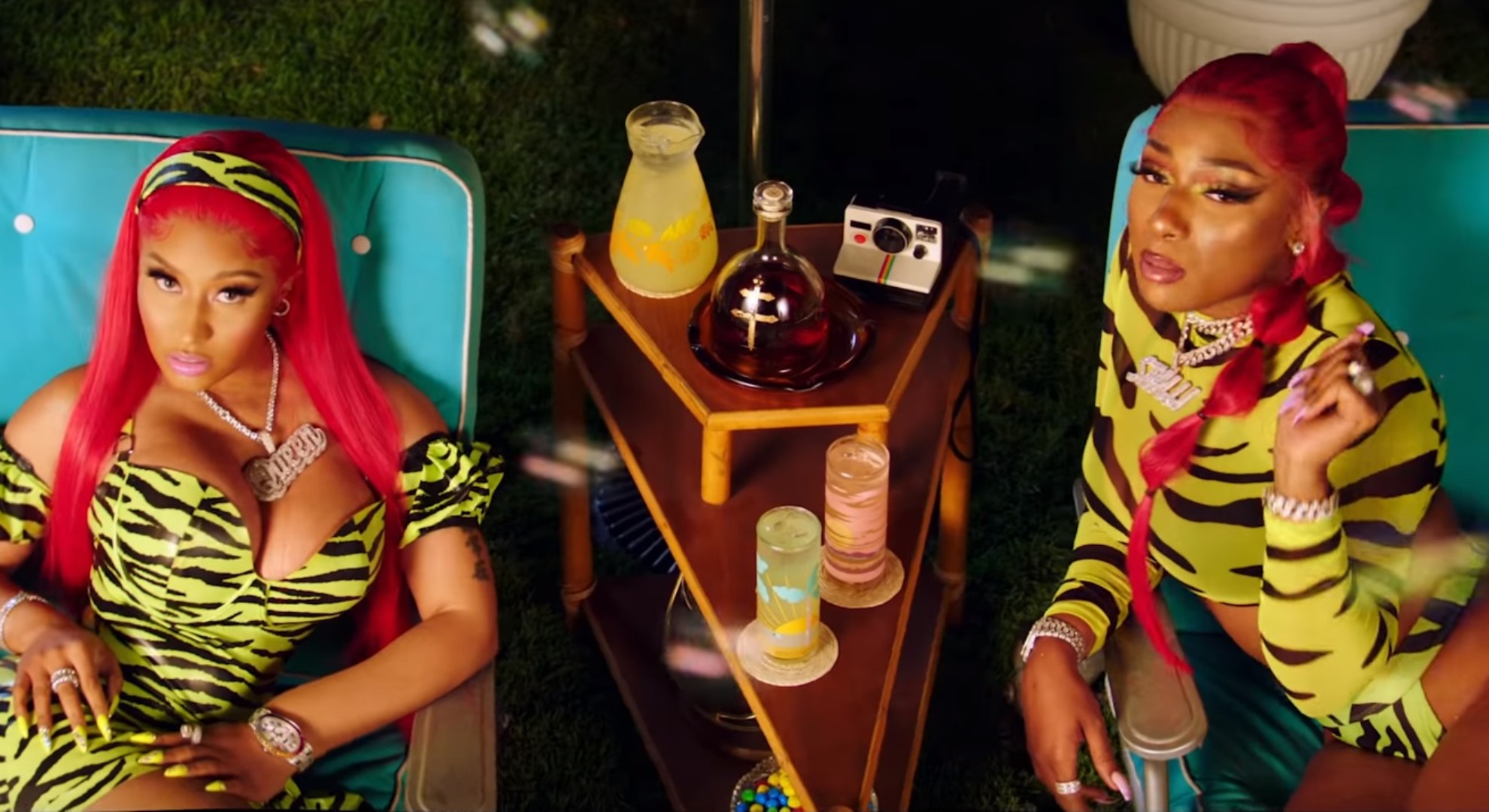 Hot Girl Summer: Megan Thee Stallion lança clipe caliente em pool party com Nicki Minaj