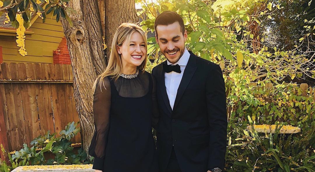Melissa Benoist e Chris Wood, de Supergirl, se casam na Califórnia