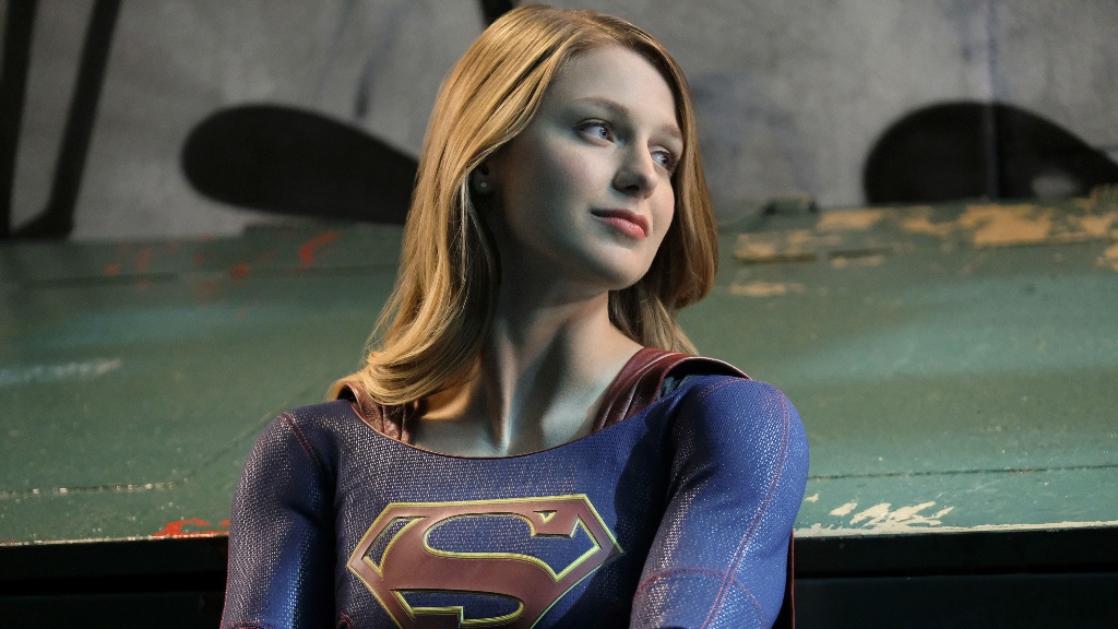 Estrela de Supergirl anuncia gravidez após revelar ser sobrevivente de violência doméstica