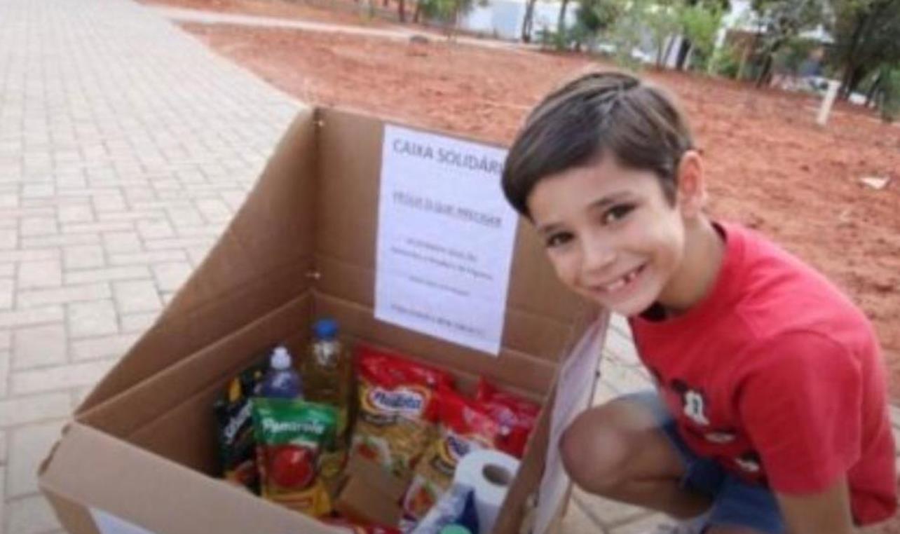 Garoto de 6 anos cria Caixa Solidária para ajudar população carente