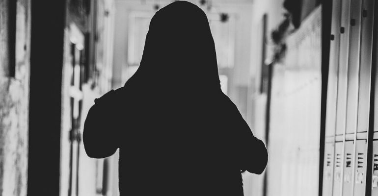 Menino de 6 anos morre de fome após ser trancado em armário pelos pais