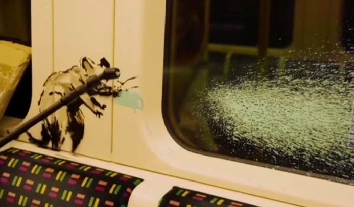 Artista alerta sobre uso de máscaras com intervenção urbana no metrô de Londres