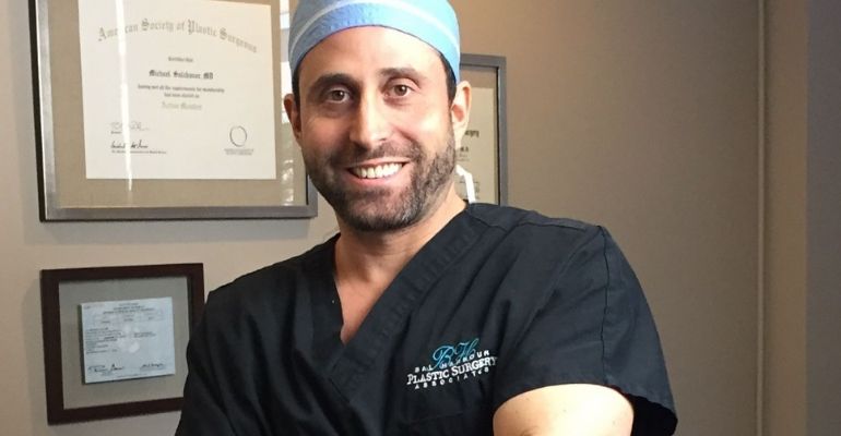 Cirurgião plástico monta drive-thru para aplicar botox em clientes duante a pandemia por coronavírus