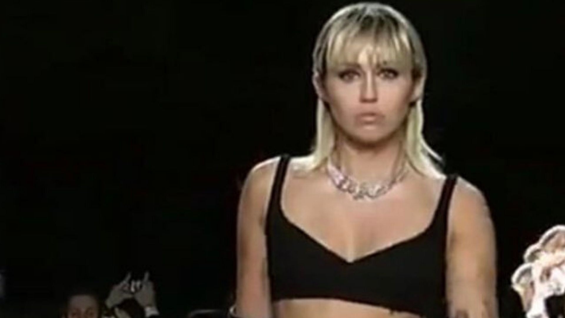 Miley Cyrus faz estreia na passarela como modelo da Marc Jacobs; confira