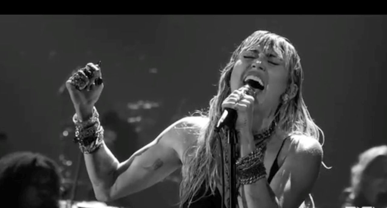 Miley Cyrus sobe ao palco do VMA com primeira apresentação de Slide Away