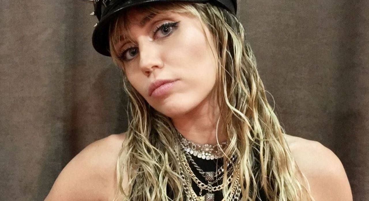 Miley Cyrus volta ao estúdio após término do casamento com Liam Hemsworth