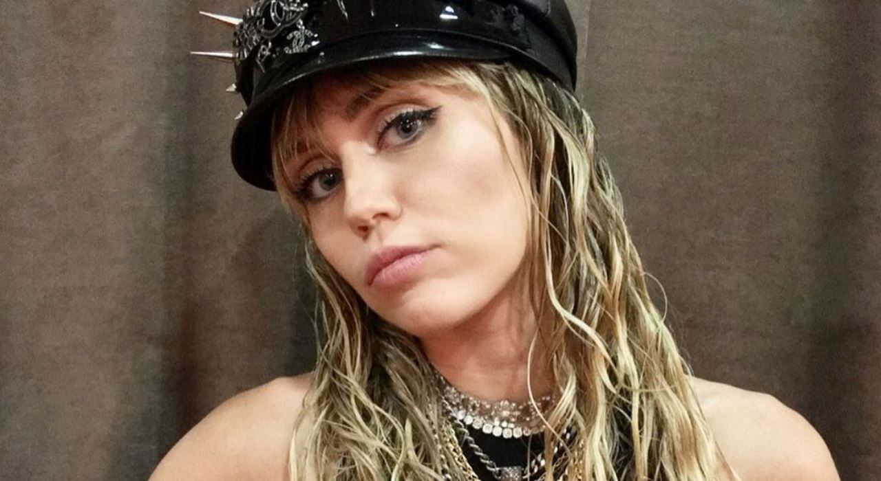 Miley Cyrus nega traição como motivo de fim de seu casamento: “Amo Liam e sempre vou amar”