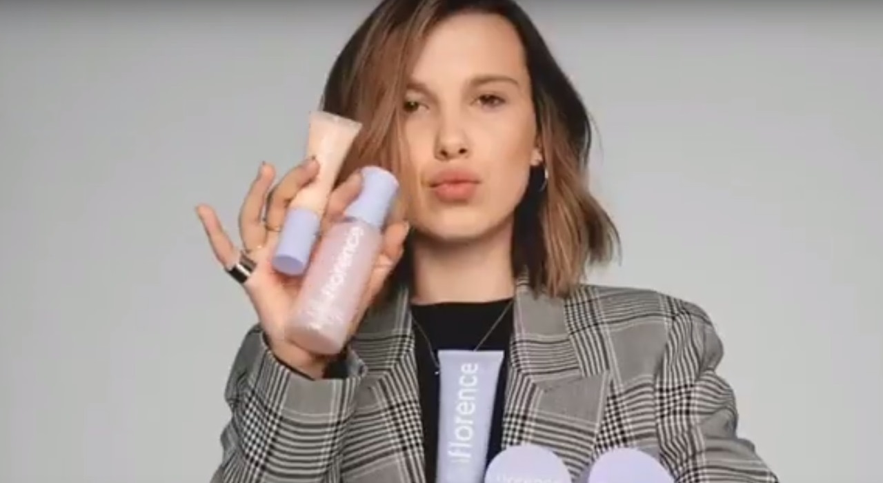 Millie Bobby Brown exibe novo visual para viver irmã de Sherlock Holmes nos cinemas