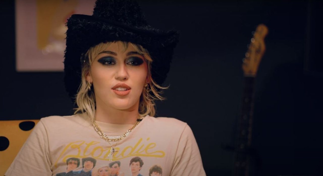Miley Cyrus diz que ficou sóbria para evitar o “Clube dos 27”
