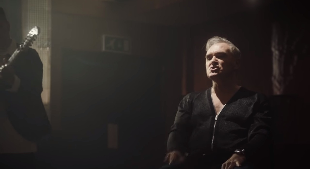 Morrissey interrompe show e expulsa protestantes de esquerda