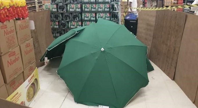 Carrefour mantém unidade aberta após morte de homem e esconde corpo com guarda-sol