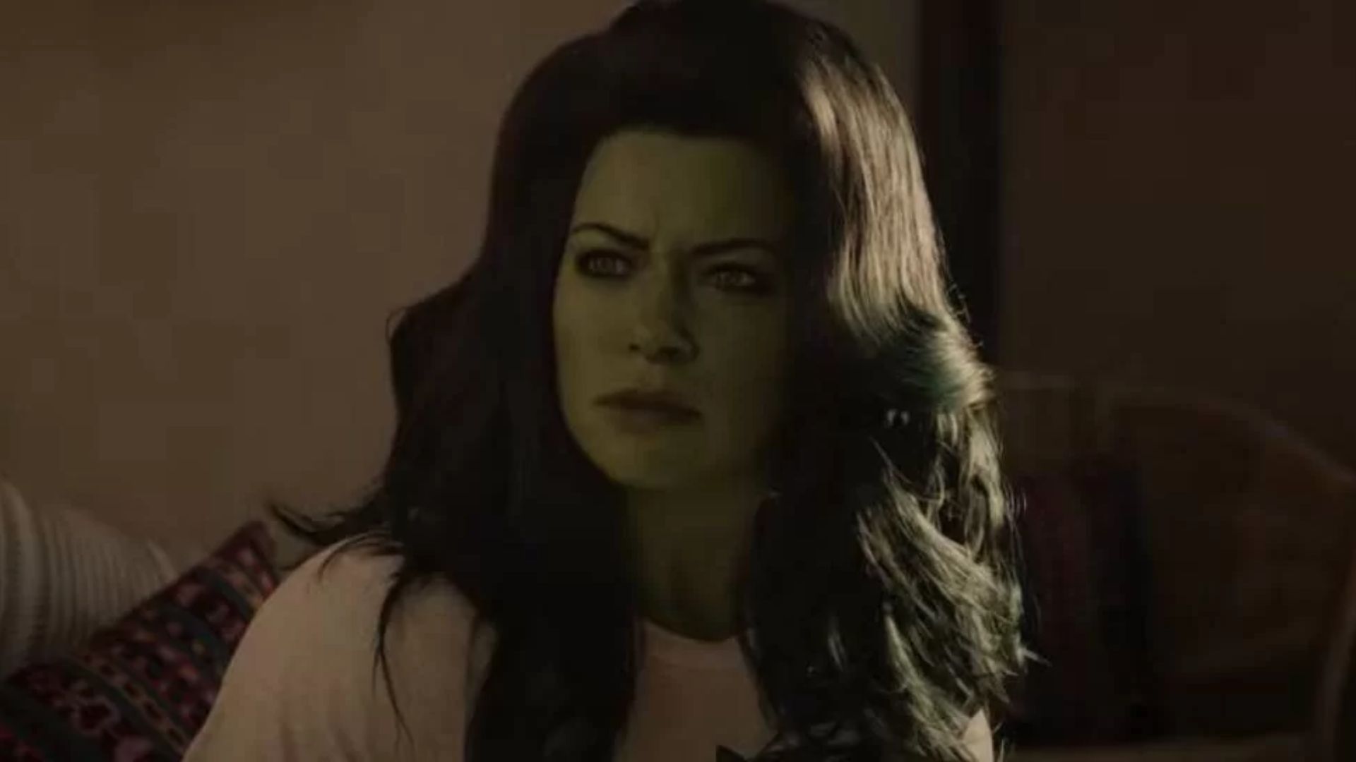 “Mulher-Hulk”: Jen Walters tenta se acostumar com nova forma esverdeada em prévia inédita; assista
