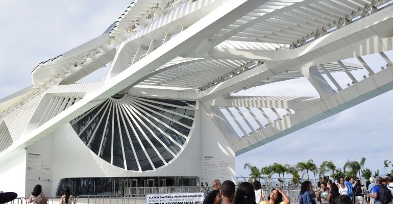 Helicóptero cai na Baía de Guanabara, no Rio de Janeiro, com ao menos duas pessoas a bordo