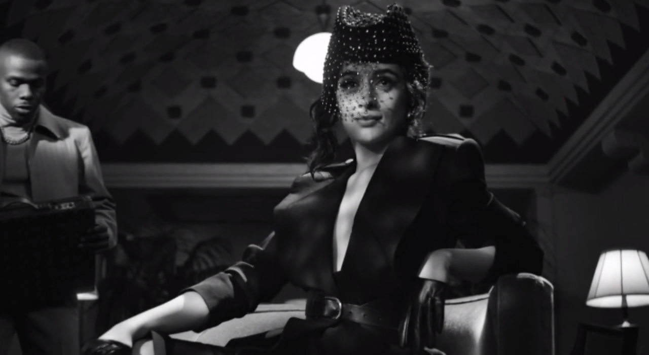 Camila Cabello vai de mocinha indefesa a heroína em clipe de My Oh My; confira