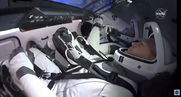 Astronautas da NASA retornam à Terra a bordo de nave da SpaceX