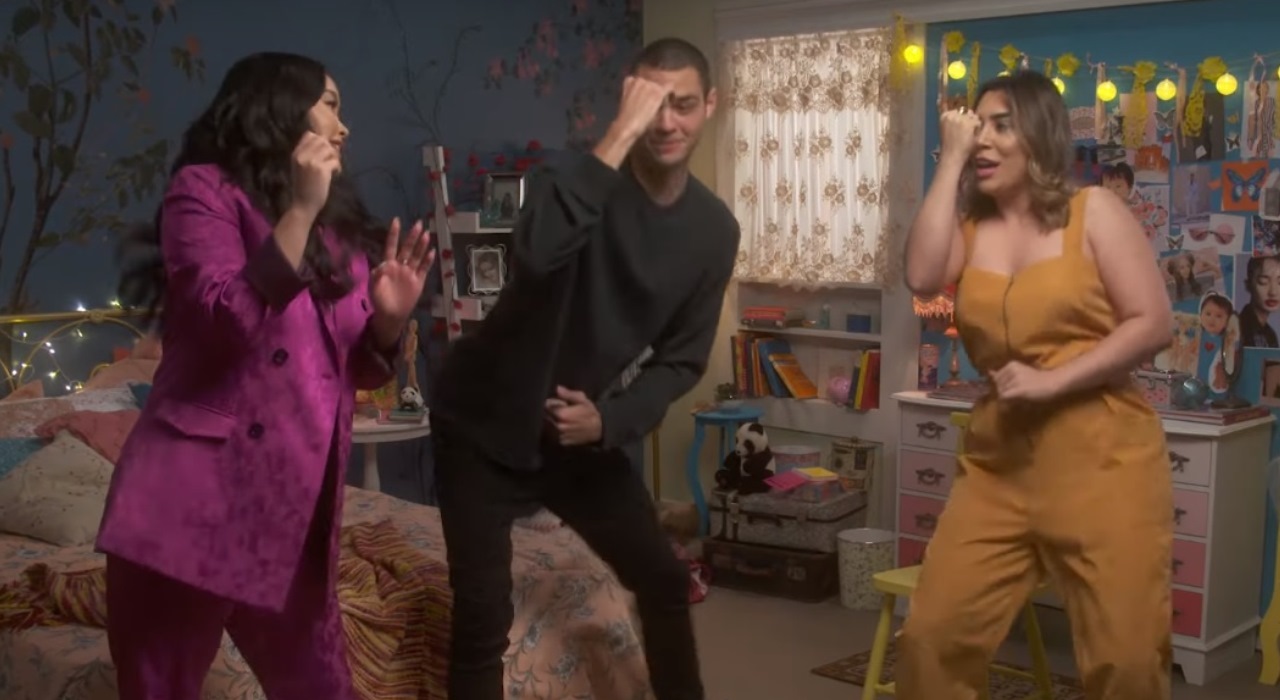 Noah Centineo e Lana Condor dançam sofrência com Naiara Azevedo em vídeo da Netflix