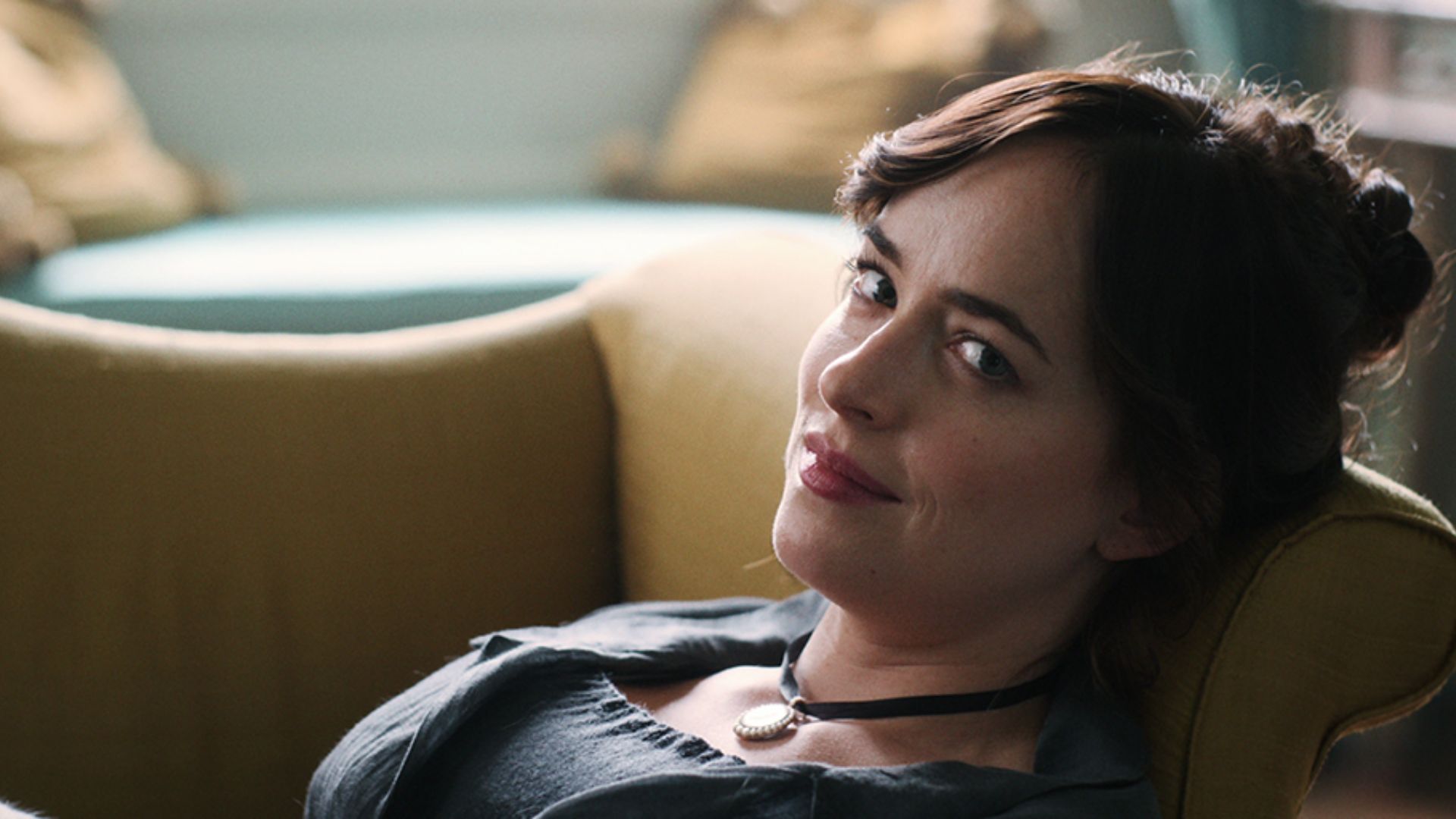 Netflix divulga cena inédita de “Persuasão”, seu novo filme com Dakota Johnson; assista