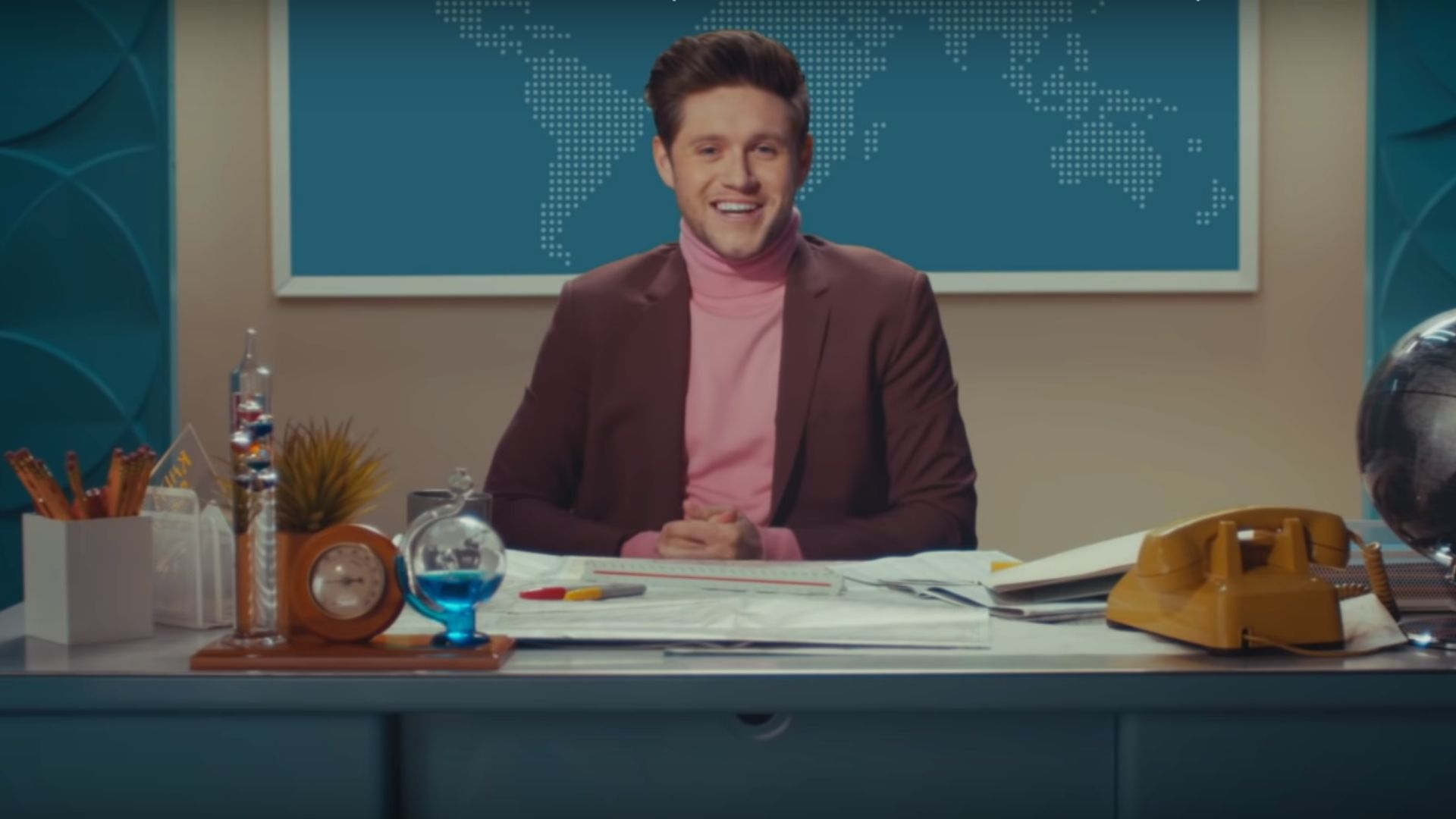 Niall Horan se transforma em apresentador de telejornal para divulgar tracklist do novo álbum