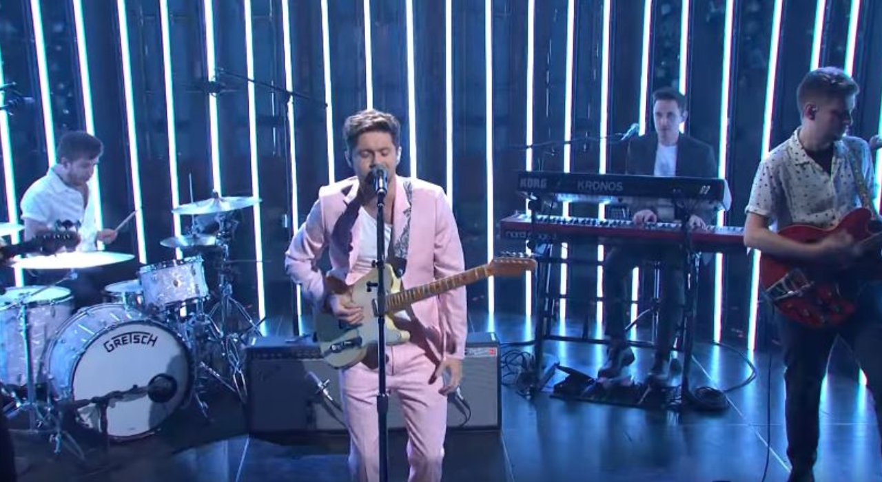 Niall Horan usa terno rosa em sua primeira apresentação no Saturday Night Live