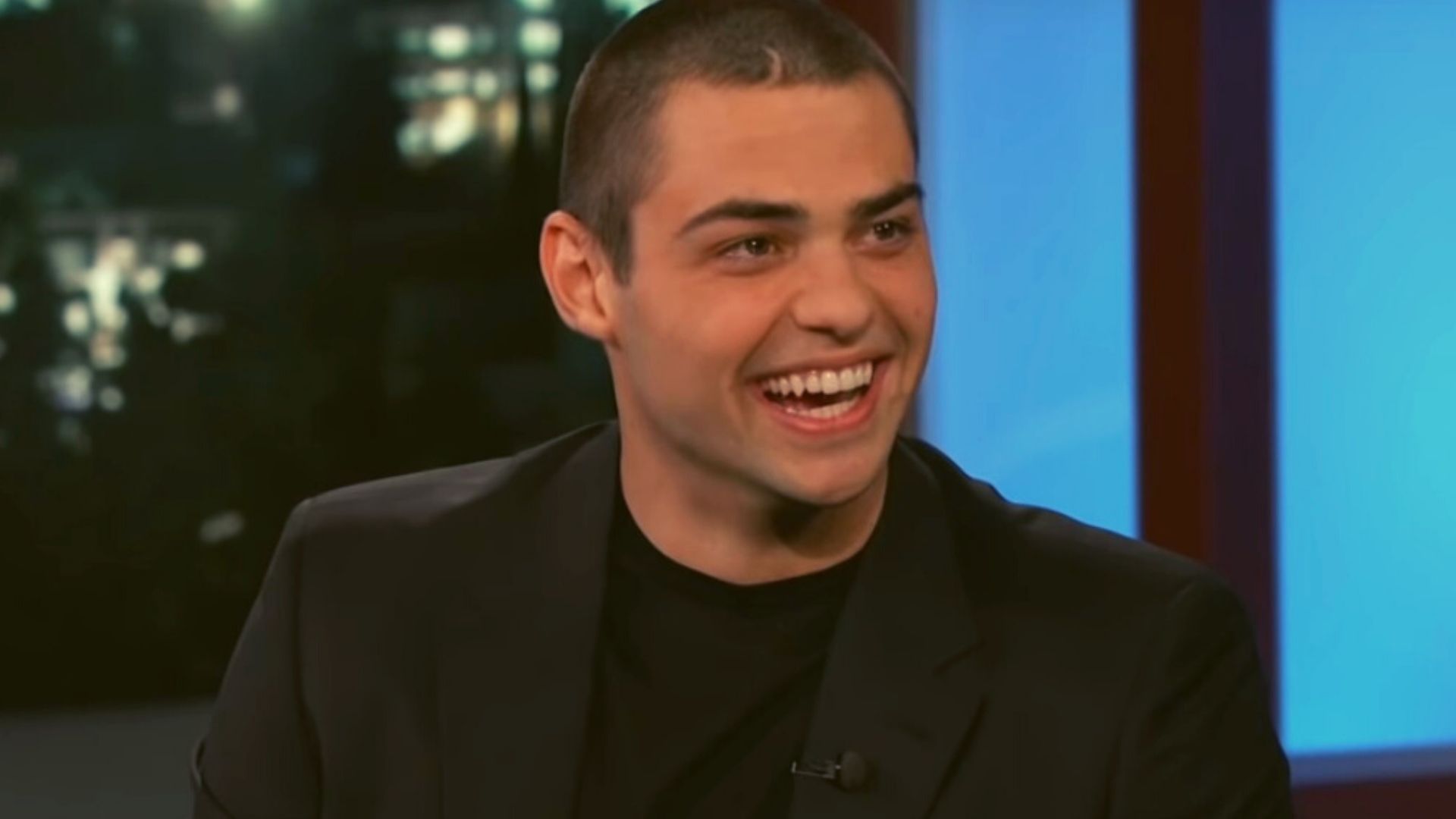 Noah Centineo revela detalhes da rotina de recuperação de cirurgia após acidente em jogo de basquete