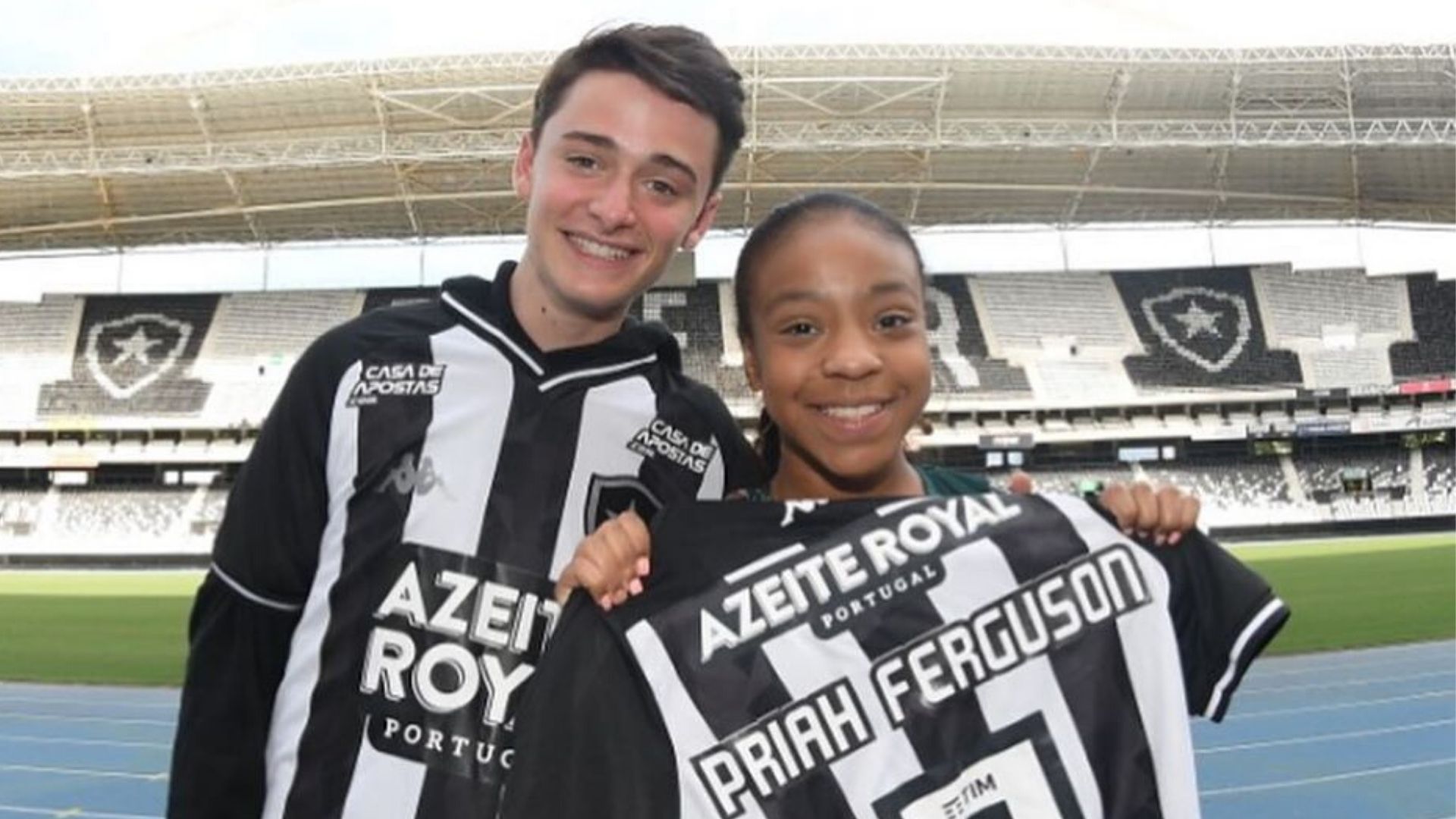 No Brasil para convenção de Stranger Things, Noah Schnapp posta foto com camiseta do Botafogo