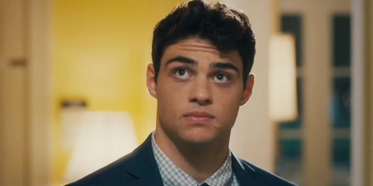 Noah Centineo entra na onda de Tom Holland e raspa o cabelo; veja
