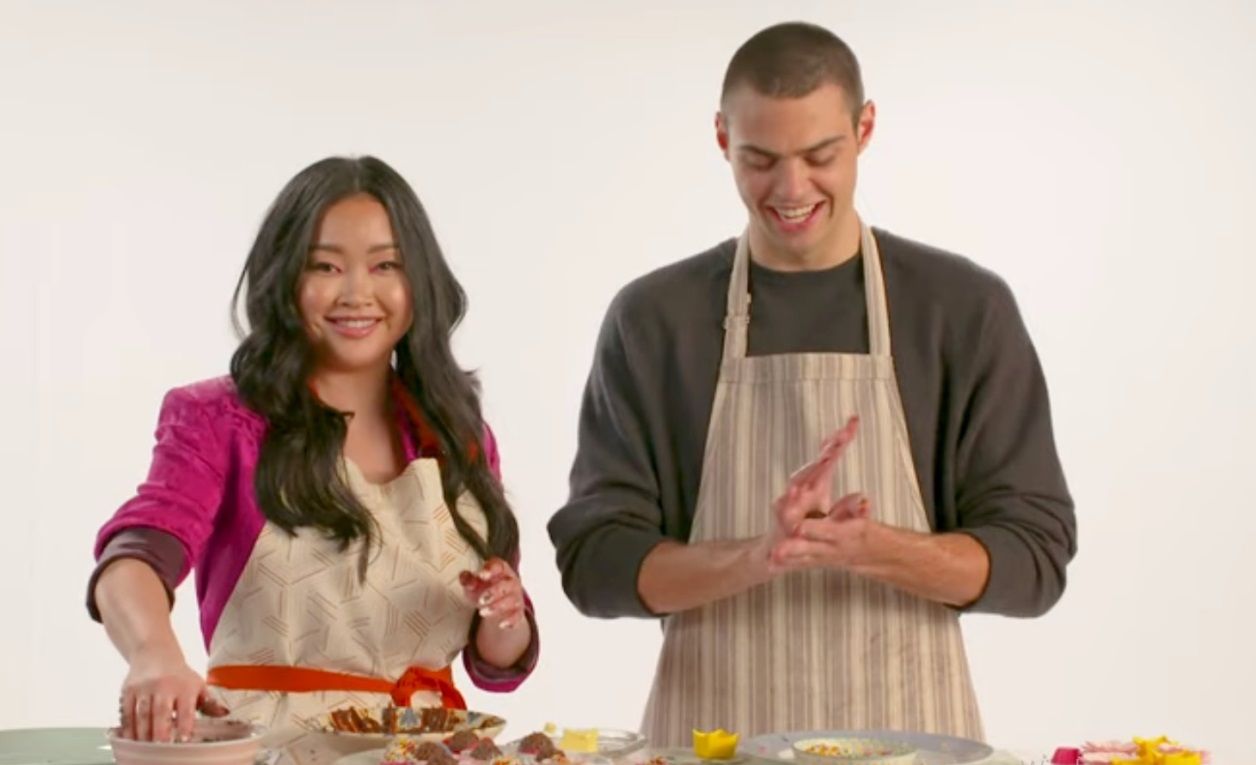 Noah Centineo e Lana Condor, de Para Todos os Garotos, fazem brigadeiros em vídeo da Netflix